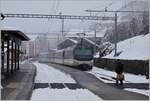 Dei MOB Ge 4/4 8004 verlässt mit einem Panoramic Zug Les Avants in Richtung Montreux.