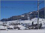 Ich stehe an der Strecke Saanen Gstaad, während weit im Hintergrund sich ein MOB Panoramic Express von Zweisummen Gstaad nähert.