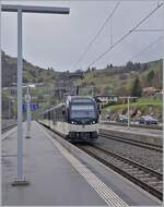 Ein MOB ABe 4/4 9301 erreicht mit einem Regionalzug von Zweisimmen nach Montreux den TPF Bahnhof Château d'Oex. 

22. Dez. 2022