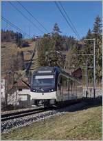 Der MOB Be 4/4 9204  Alpina  ist bie Les Avants mit einem Regionalzug auf dem Weg von Montreux nach Zweisimmen. Im Hintergrund links im Bild ist die Trasse der Standseilbahn Les Avant Sonloup zu erkennen. 

28. Jan. 2024