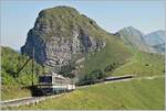 Zwei Rochers de Naye Beh 4/8 sind beim Dents de Jaman auf der Fahrt vom Rochers de Naye nach Montreux.