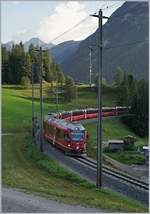 Derselbe Bernina Express erreicht in Küzre Bergün.