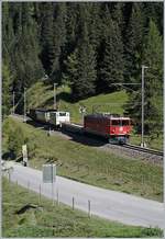 Die RhB Ge 6/6 II 702 mit einem Güterzug kurz vor Preda.
