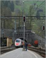 Ein SBB ETR 610 von Milano nach Basel unterweges, verschwindet in Goppenstein im 15 km langen Ltschbergtunnel.
