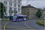 vmcv-2/699522/ein-vmcv-trolley-bus-mit-ganzwerbeung-der Ein VMCV Trolley-Bus mit Ganzwerbeung der Linie 201 bei der Haltstelle Entre deux Ville in Vevey.

14. Mai 2020