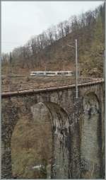 Der Cenotvalli Express von Locano nach Domodossla erreicht den Graglia Viadukt.