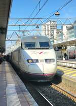 ave-100/841130/der-renfe-ave-100-221-1-triebzug Der RENFE AVE 100 221-1 Triebzug wartet in Lyon Part Dieu auf die Abfahrt (14.32) nach Barcelona  Sants (an 19:34). 

13. März 2024