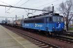BR 363/675017/kesselwagenzug-mit-363-506-verlaesst-am Kesselwagenzug mit 363 506 verlässt am 5 April 2017 Praha-Liben.