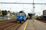 BR 363/862555/363-505-von-cd-cargo-mit 363 505 von CD Cargo mit einen Gterzug bei der Durchfahrt im Bahnhof Sokolov am 9.4.24