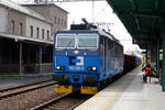 BR 363/862562/363-505-mit-einen-gueterzug-bei 363 505 mit einen Gterzug bei der Durchfahrt im Bahnhof Sokolov am 9.4.24