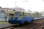 azd/862553/10-221-von-azd--gw 10 221 von AZD / GW Train beim Vorziehen an den Bahnsteig im Bahnhof Sokolov am 9.4.24