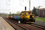 gw-train/862548/704-701-von-pkp-cargo-mit 704 701 von PKP Cargo mit 810 221 von AZD mit 810 623 und 50 54 24-29 421-1 von GW Train als Rangierfahrt bei der Einfahrt in den Bahnhof Sokolov am 9.4.24