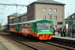 gw-train/862564/810-623-mit-50-54-24-29 810 623 mit 50 54 24-29 421-1 von GW Train beim vorziehen an den Bahnsteig im Bahnhof Sokolov am 9.4.24