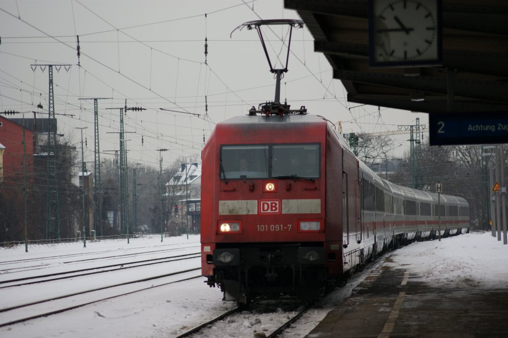 101 091-7 mit einem IC (Inter City) bei der Durchfahrt in K�ln-West am 28.12.2010.