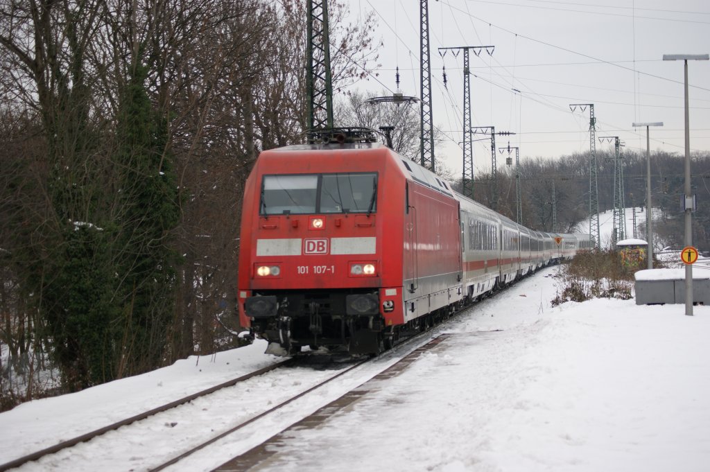 101 107-1 mit einem IC (Inter City) bei der Durchfahrt in K�ln-West am 28.12.2010.