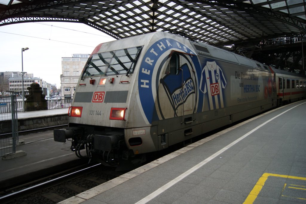 101 144 stand am 9.1.2011 in K�ln-Hbf mit einem IC.