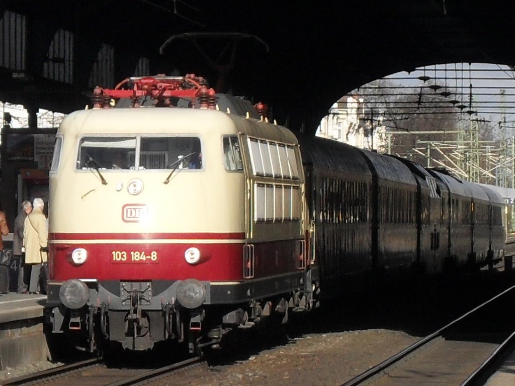 103 184-8 am Morgen des 1.4.10 im Bonner Hbf mit TEE/Rheingold.