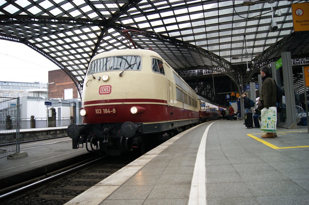 103 184-8 stand am 7.1.2011 in K�ln-Hbf mit dem IC nach Flensburg.