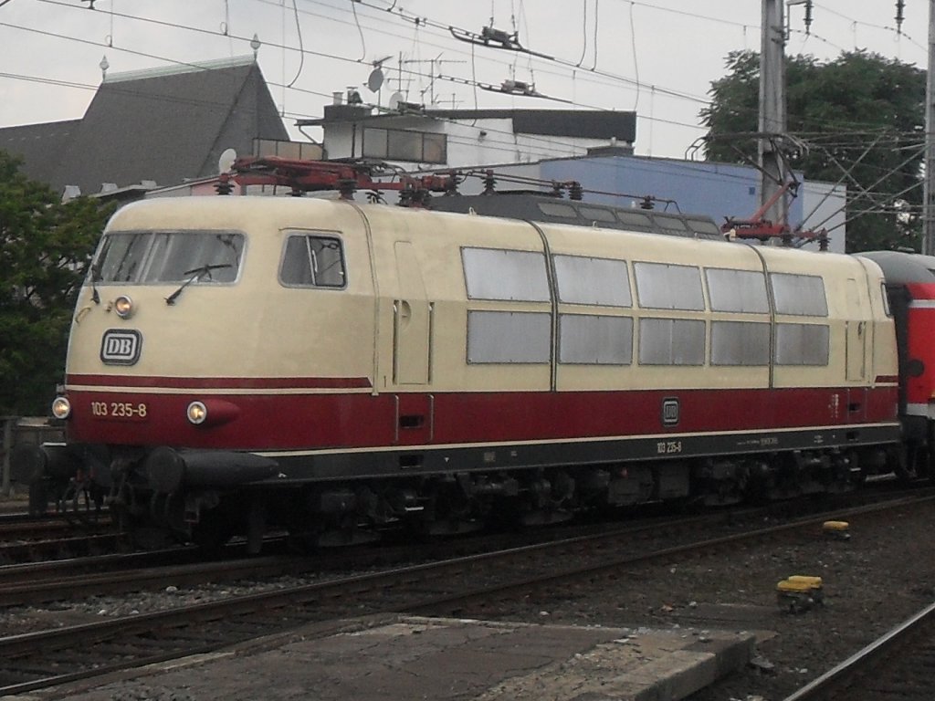 103 235-8 am 30.7.10 mit IC1806 nach Hamburg-Altona im K�lner Hbf.