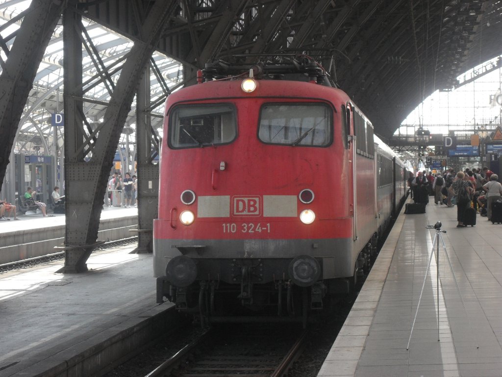 110 324-1 am 10.7.10 im K�lner Hbf.