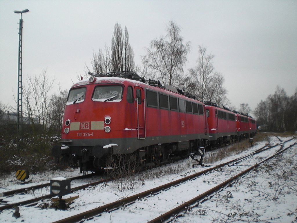 110 324-1 beim Bender in Lev. Opladen mit weiteren 110ern und 140ern am 4.12.2010.