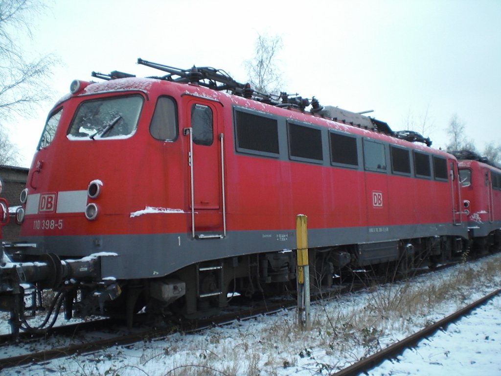 110 398-5 beim Bender in Lev. Opladen am 4.12.2010.