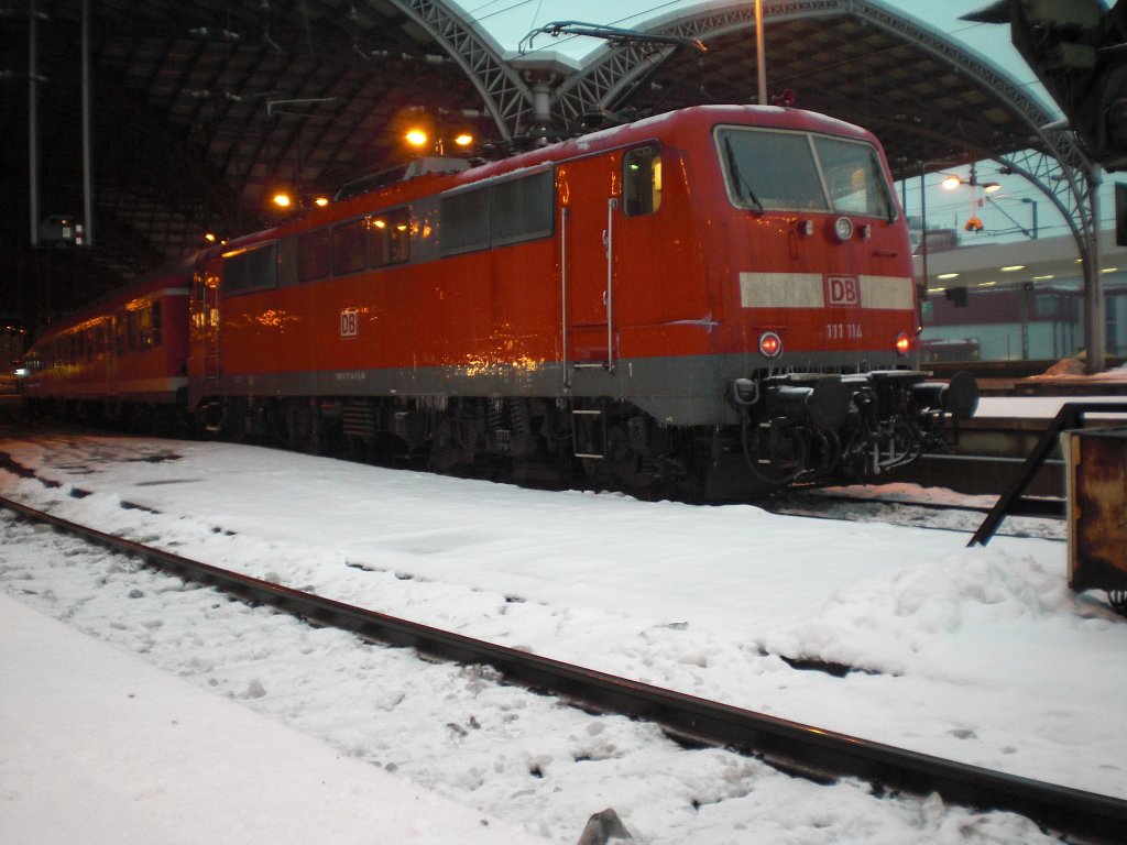 111 114 mit einem Personenzug in K�ln-Hbf am 23.12.2010.