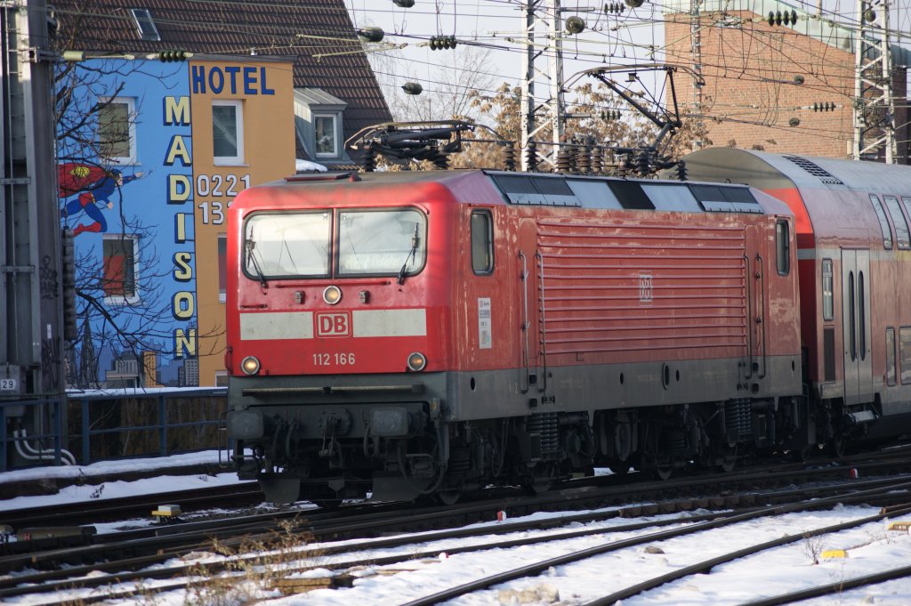 112 166 mit einem Personenzug bei der Einfahrt in K�ln-Hbf am 04.01.2011.