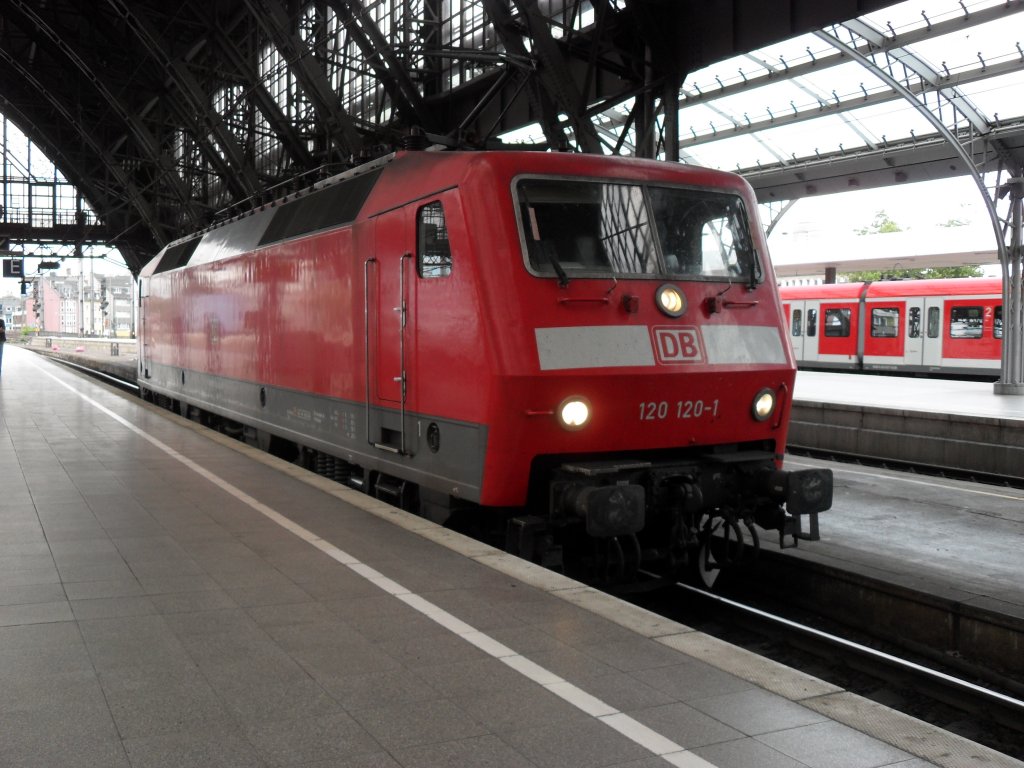 120 120-1 im K�lner Hbf am 23.7.10