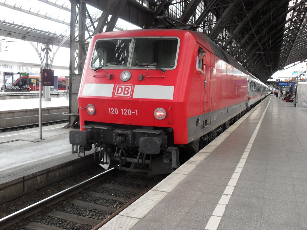 120 120-1 im K�lner Hbf am 23.7.10