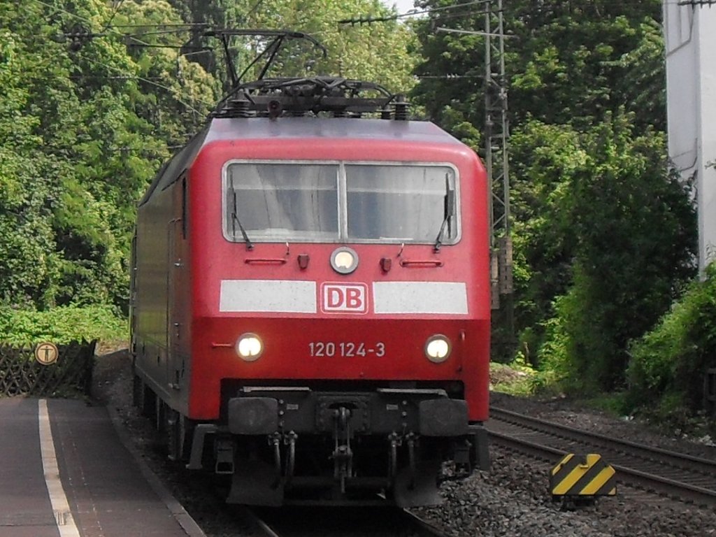 120 124-3 fuhr am 4.7.10 in den Bonner Hbf.