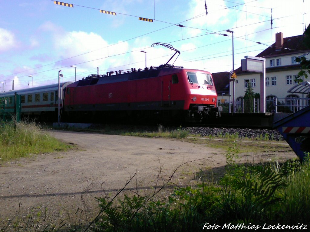 120 130-0 mit InterCity (IC) im Bahnhof Ostseebad Binz am 27.6.13