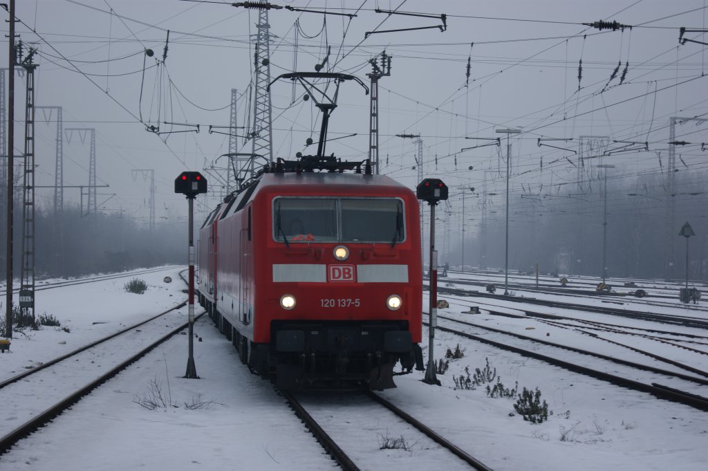 120 137-5 mit einer Schwesterlok im schlepp bei der Durchfahrt in Duisburg-Hbf am 03.01.2011. 