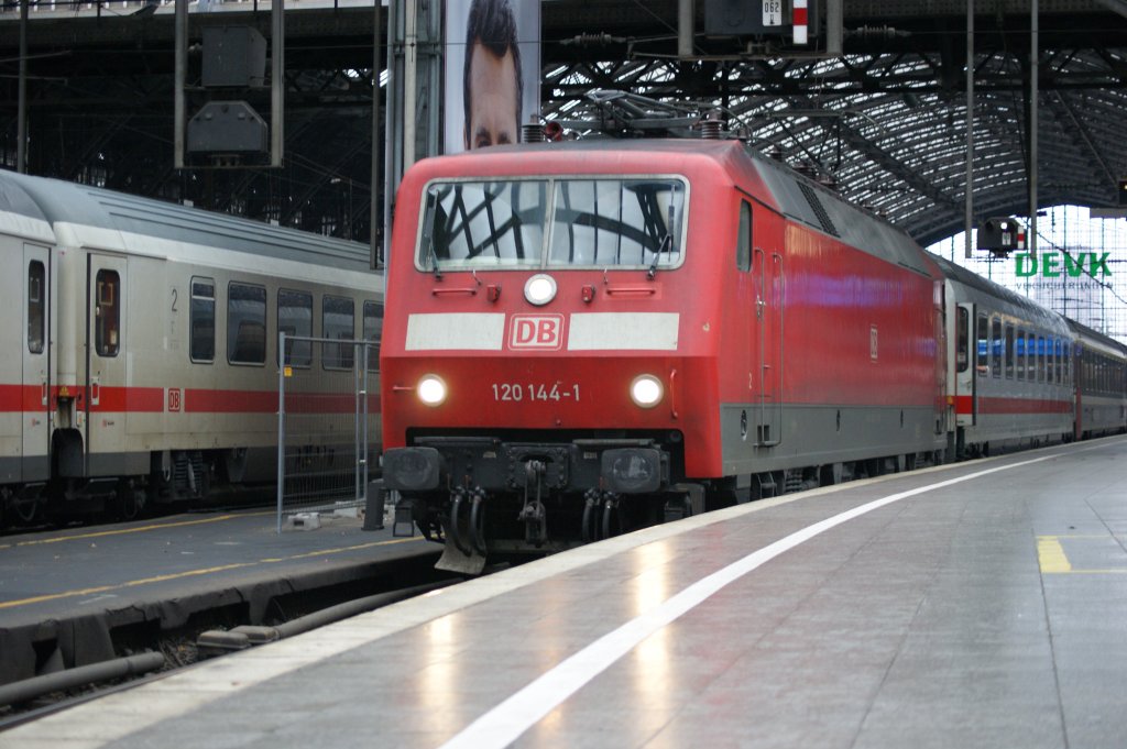 120 144-1 stand am 7.1.2011 in K�ln-Hbf mit dem IC.