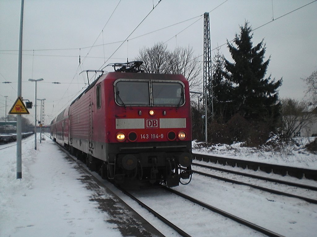 143 194-9 vor dem RB27 nach M�nchengladbach Hbf am 21.12.2010 in Bonn-Beuel.