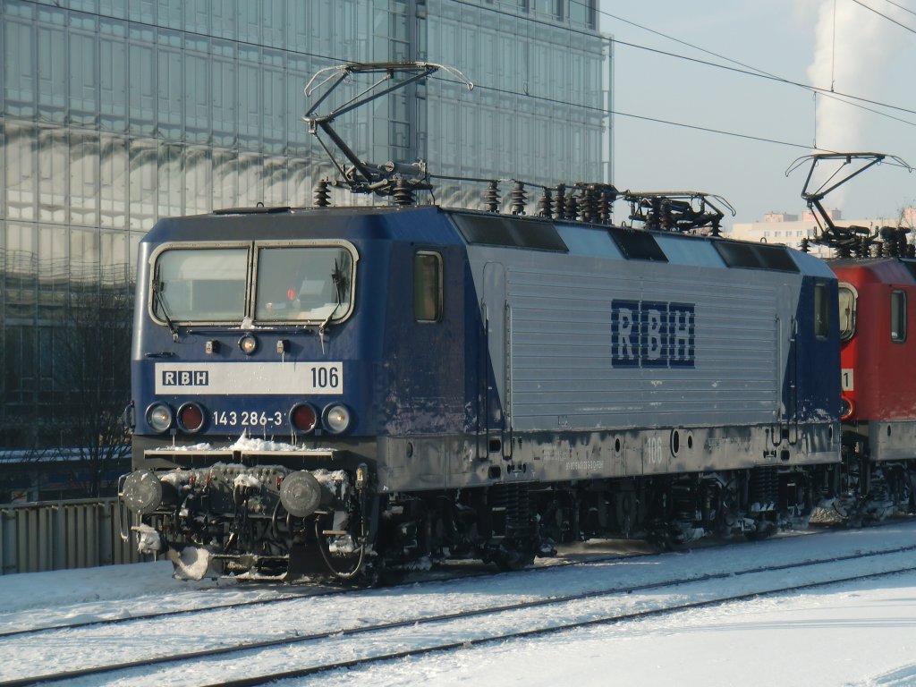 143 286-3 der RBH am 30.12.10. im Dresdener Hbf.