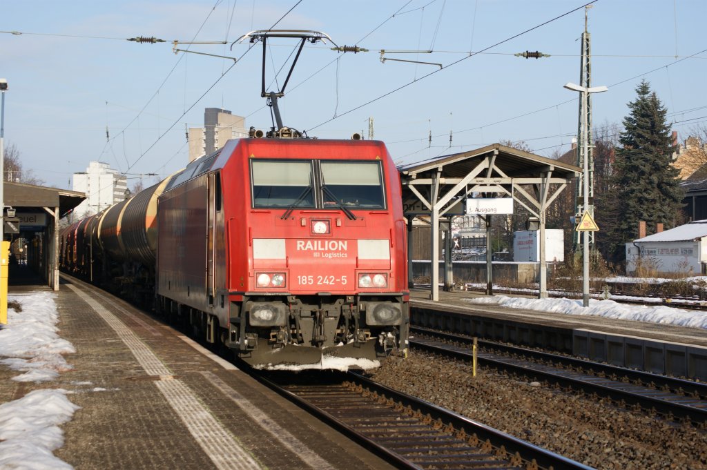 185 242-5 mit einem G�terzug bei der Durchfahrt in Bonn-Beuel am 04.01.2011.