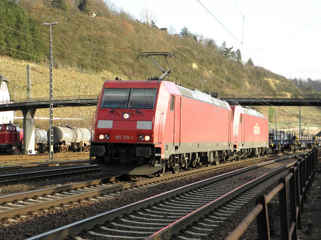 185 319-2 mit einer Schwester im Schlepp in Linz am Rhein am 6.2.2011
