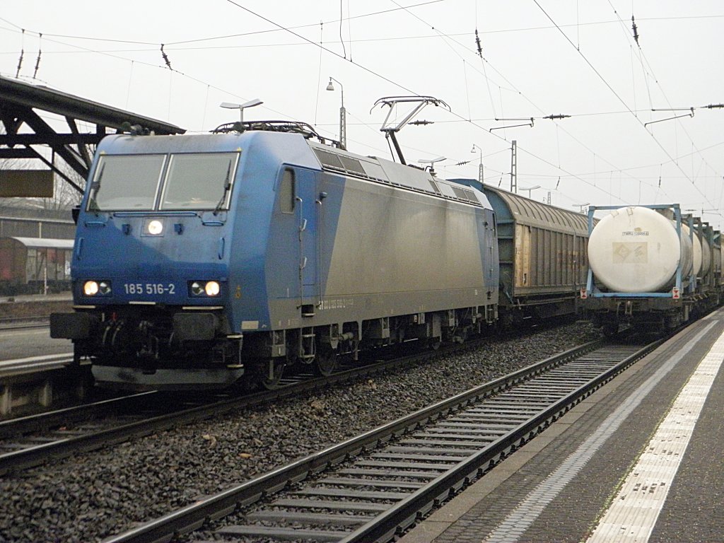 185 516-2 mit einem G�terzug in Beuel am 24.2.2011