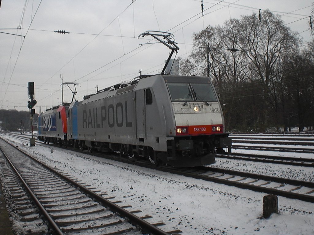 186 103 und E186 181-4 bei der Durchfahrt in K�ln-West.