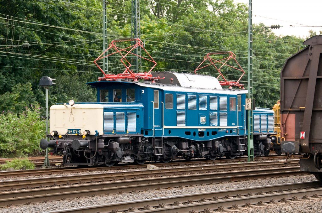 194 178-0 mit einem leeren Weichenzug in K�ln-West.