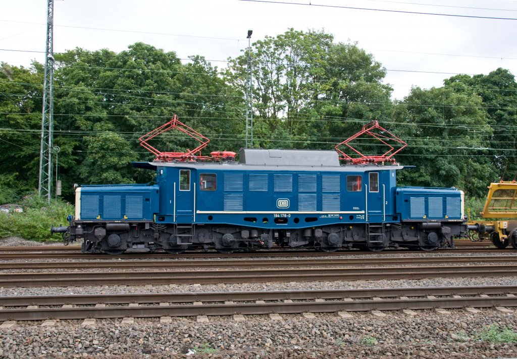 194 178-0 mit einem leeren Weichenzug in K�ln-West.