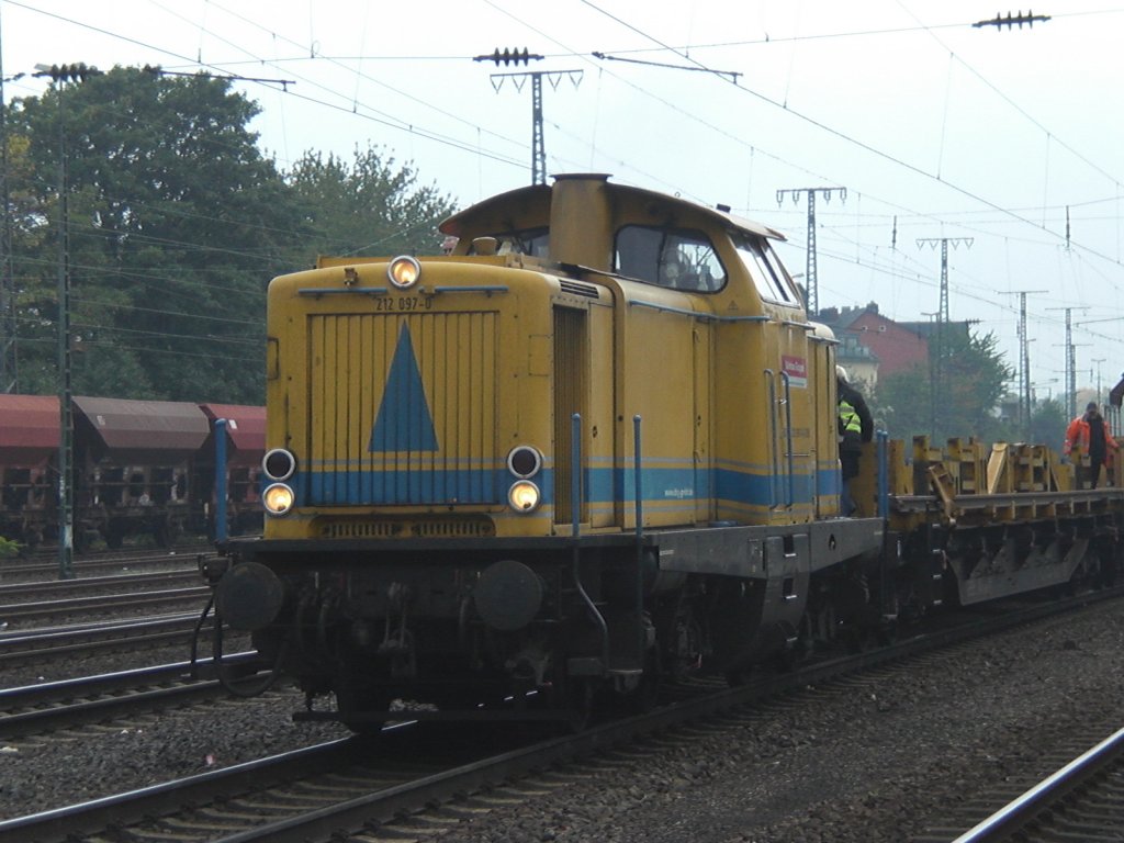 212 097-0 von der (DBG) Deutsche Bahn Gleisbau Gruppe&acute;war am 18.10.2010 in K�ln-West.