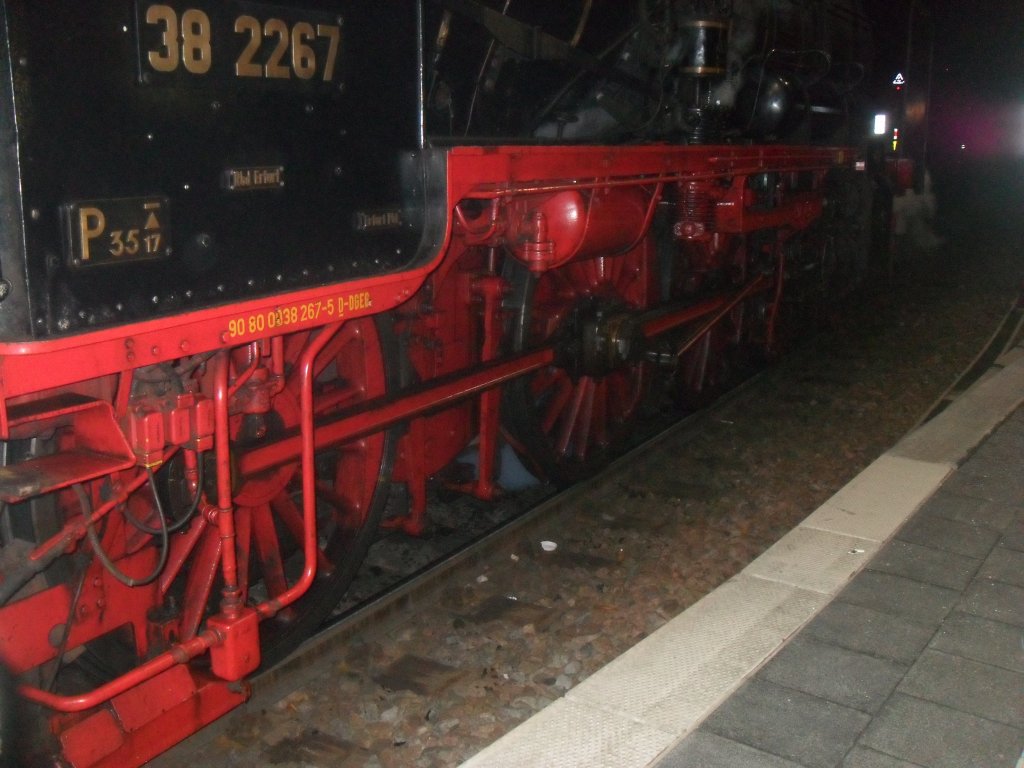 38 2267 am Abend des 27.11.10 in Aachen Hbf.