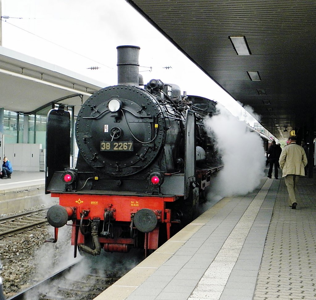 38 2267 (P8) mit dem Dampfpendelzug in Bochum Hbf am 16.4.2011