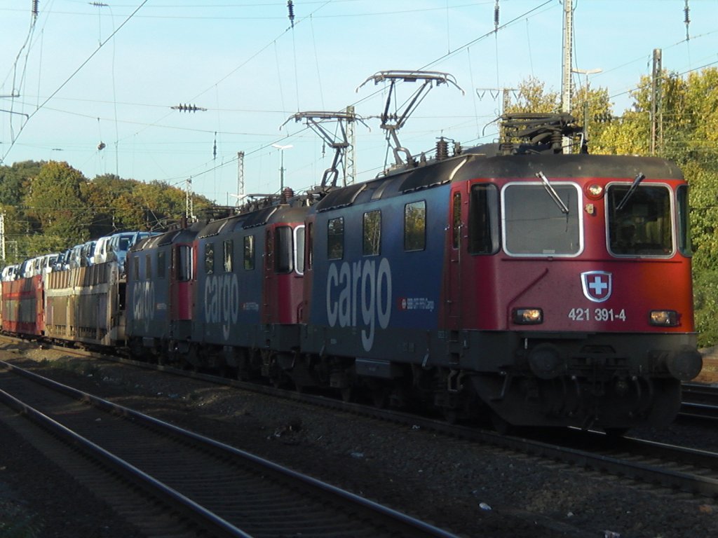 421 391-4 kam am 21.10.2010 mit zwei weiteren 421ern durch K�ln-West mit einem Autozug.