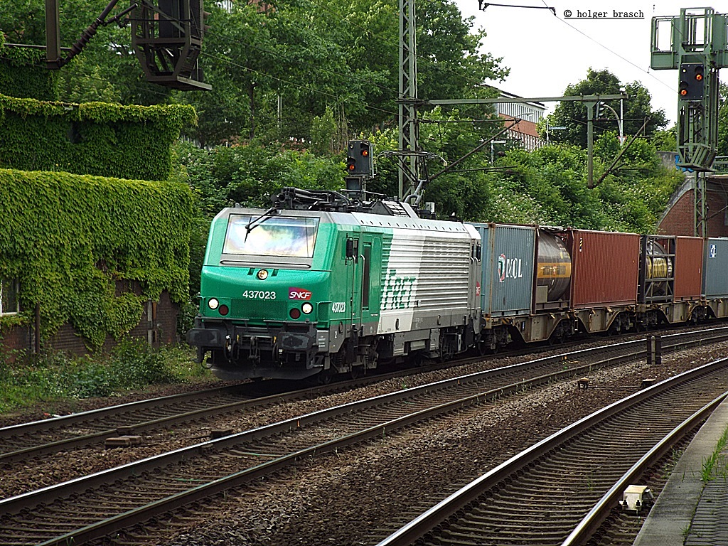 437023 der SNCF fuhr mit einen intermodal am 02.07.13 durch harburg