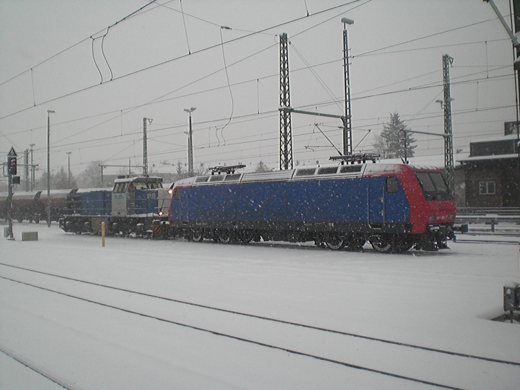 481 005-7 mit einer G1206 von der Rurtalbahn in D�ren am 23.12.2010.