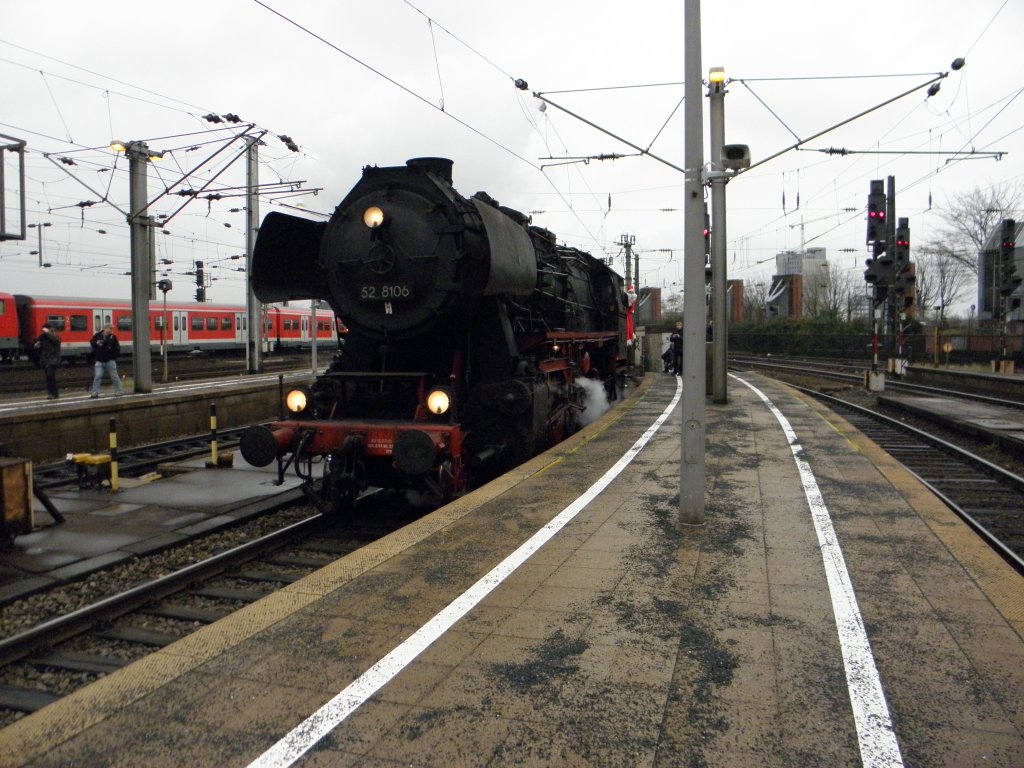 52 8106 mit einem Sonderzug im K�lner Hbf am 11.12.10
