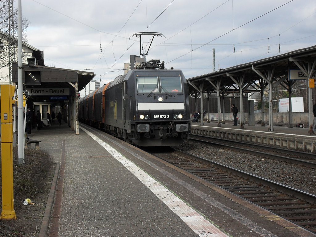 Alexander Neubauer 185 573-3 mit einem G�terzug durch Beuel am 6.2.2011